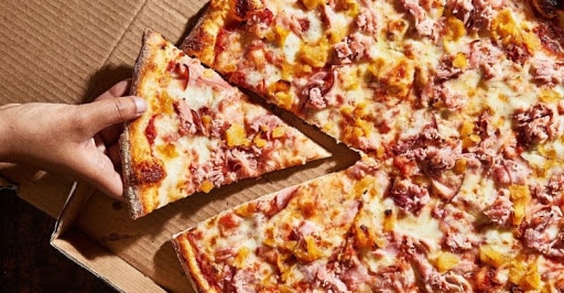 طريقة عمل البيتزا بـ 4 طرق لشيفات مشهورين