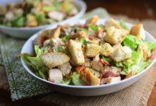 سلطة يونانية بالدجاج المحمر