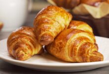 كرواسان محشي بالتمر والقشطة